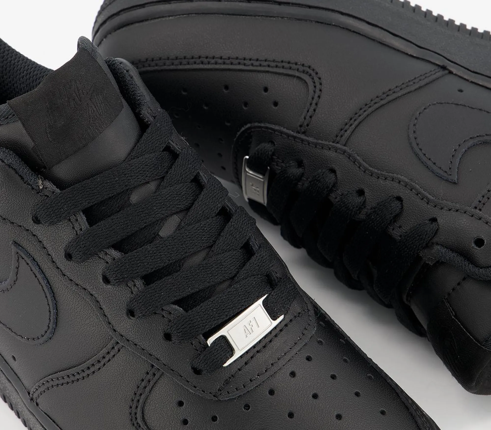 Nike Air Force 1 07 Trainers-Women Classic Trainers